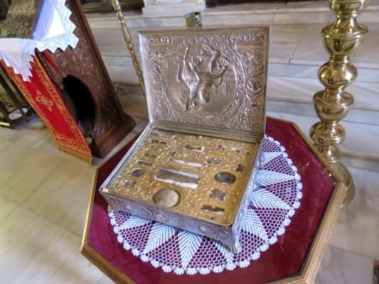 Саркофаг с мощами святых храм Святого Георгия, Крит